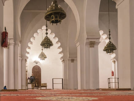 Innenraum der Koutoubia-Moschee mit weißen Säulen und Dekoration - CAVF78807