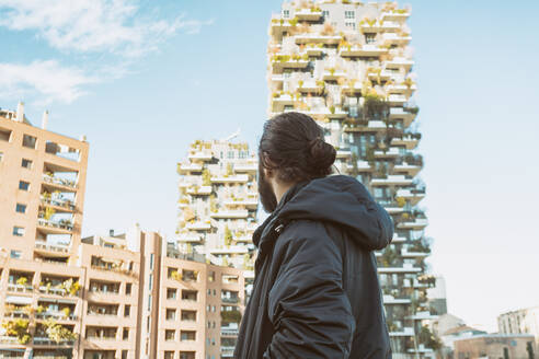 Porträt eines Mannes mit Blick auf den bosco verticale im sonnigen Winter - CAVF78810