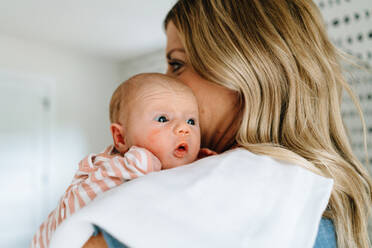 Nahaufnahme eines neugeborenen Mädchens, das von seiner Mutter gehalten wird - CAVF78883