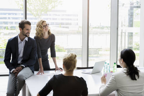 Geschäftsleute bei einem Treffen in einem hellen Büro - BMOF00380