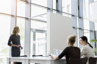 Geschäftsfrauen bei einem Treffen in einem hellen Büro - BMOF00382