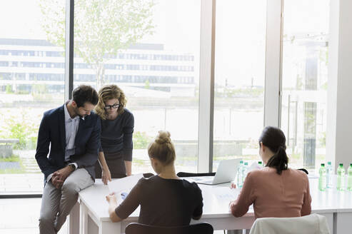 Geschäftsleute bei einem Treffen in einem hellen Büro - BMOF00384