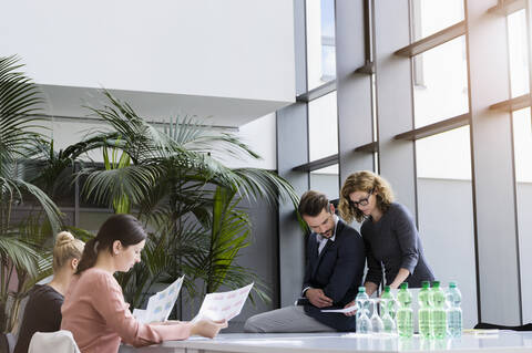 Geschäftsleute bei einem Treffen im Büro, lizenzfreies Stockfoto
