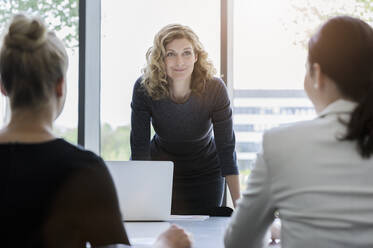 Geschäftsfrauen bei einem Treffen in einem hellen Büro - BMOF00393