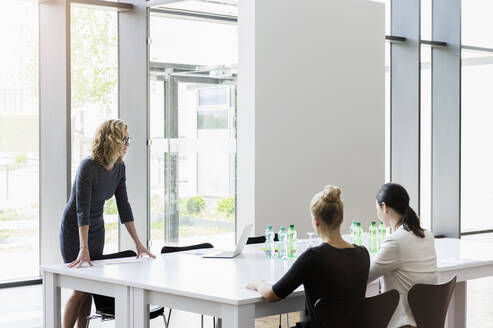 Geschäftsfrauen bei einem Treffen in einem hellen Büro - BMOF00395
