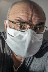 Portrait of senior man with surgical mask in panic - FRF00909