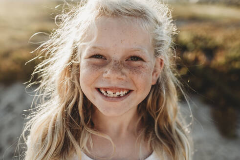 Close up Porträt der jungen Schule Alter Mädchen mit Sommersprossen lächelnd - CAVF78954