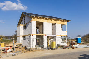 Deutschland, Baden-Württemberg, Waiblingen, Zaun vor einem modernen Haus im Bau - WDF05937