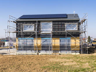 Deutschland, Baden-Württemberg, Waiblingen, Baustelle eines modernen Hauses mit Sonnenkollektoren - WDF05938
