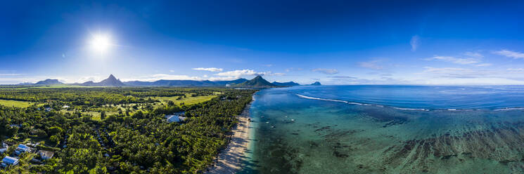Mauritius, Black River, Flic-en-Flac, Luftbildpanorama der Sonne über Palmen am Küstenstrand im Sommer - AMF07971