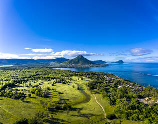 Mauritius, Black River, Flic-en-Flac, Luftaufnahme des blauen Himmels über dem Küstendorf im Sommer mit dem Berg Tourelle du Tamarin im fernen Hintergrund - AMF07977