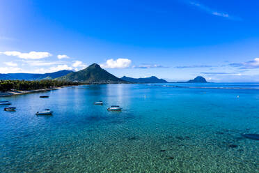 Mauritius, Black River, Flic-en-Flac, Luftaufnahme der blauen Küstenlinie des Indischen Ozeans mit dem Berg Tourelle du Tamarin im fernen Hintergrund - AMF07980