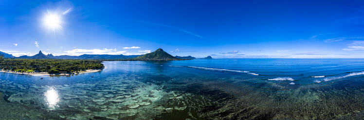 Mauritius, Black River, Flic-en-Flac, Luftbildpanorama der blauen Küste des Indischen Ozeans mit dem Berg Tourelle du Tamarin im fernen Hintergrund - AMF07984
