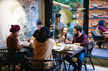 Freunde, die in einem schicken Restaurant zu Abend essen und Wein trinken - DGOF00719