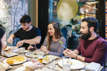 Freunde beim Abendessen in einem eleganten Restaurant - DGOF00730