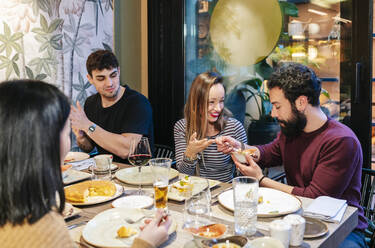 Freunde beim Abendessen in einem eleganten Restaurant - DGOF00732