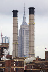USA, New York, New York City, Empire State Building zwischen zwei Fabrikschornsteinen gesehen - TLF00776