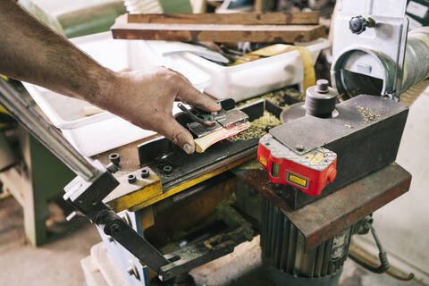 Messermacher bei der Herstellung des Schafts in seiner Werkstatt, lizenzfreies Stockfoto