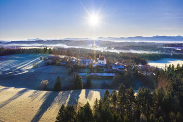 Deutschland, Bayern, Thankirchen, Drohnenansicht eines Dorfes auf dem Land bei nebligem Sonnenaufgang - SIEF09741