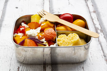 Lunchbox mit herbstlichem Ofengemüse, Feta-Käse und herzförmiger Polenta - LVF08775