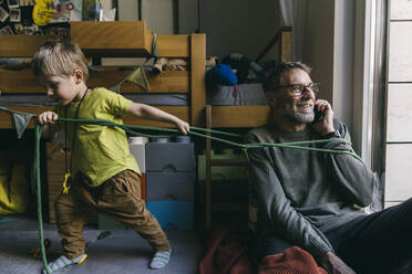 Kleiner Junge zieht seinen Vater am Telefon - MFF05409