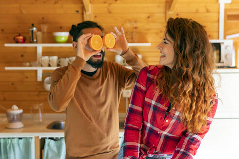 Verspieltes junges Paar hat Spaß in einer Holzhütte - VSMF00001