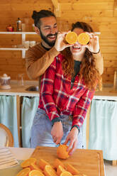 Verspieltes junges Paar hat Spaß in einer Holzhütte - VSMF00002
