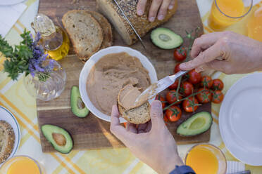 Nahaufnahme von Freunden, die ein gesundes veganes Frühstück im Freien genießen - VSMF00014