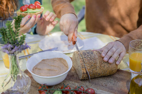 Nahaufnahme eines Paares, das ein gesundes veganes Frühstück auf dem Lande genießt - VSMF00017