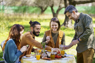 Freunde genießen ein gesundes veganes Frühstück auf dem Lande - VSMF00099