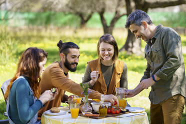 Friends enjoying a healthy vegan breakfast in the countryside - VSMF00099