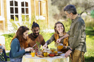 Freunde genießen ein gesundes veganes Frühstück auf dem Lande - VSMF00100