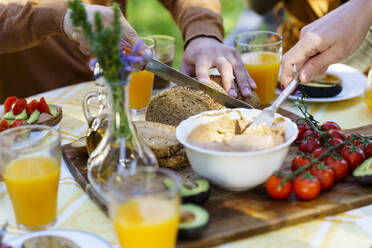 Freunde genießen ein gesundes veganes Frühstück auf dem Lande - VSMF00103