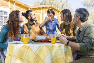 Fanily und Freunde genießen ein gesundes veganes Frühstück auf dem Lande - VSMF00104