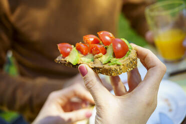 Veganes Brot mit Avocado und Kirschtomaten - VSMF00105