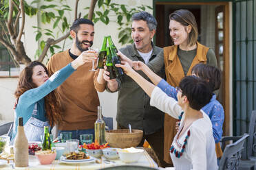 Glückliche Freunde beim Mittagessen auf dem Lande, bei Wein und Bier - VSMF00146