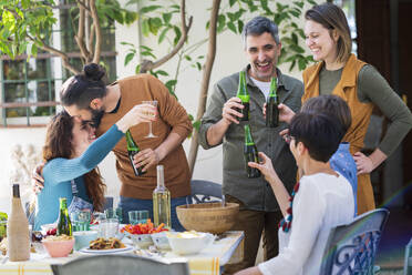 Glückliche Freunde beim Mittagessen auf dem Lande, bei Wein und Bier - VSMF00147