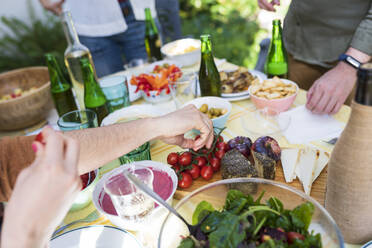 Nahaufnahme von Freunden, die ein gesundes Mittagessen im Freien genießen - VSMF00149