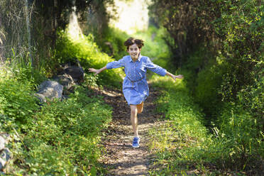 Mädchen läuft auf einem ländlichen Weg - VSMF00151
