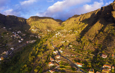 Spanien, Santa Cruz de Tenerife, Valle Gran Rey, Luftaufnahme eines Dorfes in einem Bergtal in der Abenddämmerung - SIEF09745