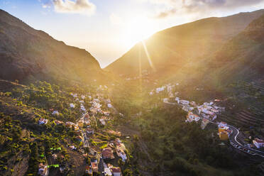 Spanien, Santa Cruz de Tenerife, Valle Gran Rey, Luftaufnahme eines Dorfes im Gebirgstal bei Sonnenuntergang - SIEF09746