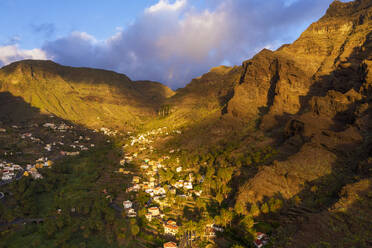 Spanien, Santa Cruz de Tenerife, Valle Gran Rey, Luftaufnahme eines Dorfes in einem Bergtal in der Abenddämmerung - SIEF09747