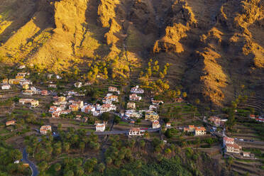 Spanien, Santa Cruz de Tenerife, Valle Gran Rey, Luftaufnahme von Dorfhäusern auf La Gomera in der Abenddämmerung - SIEF09749