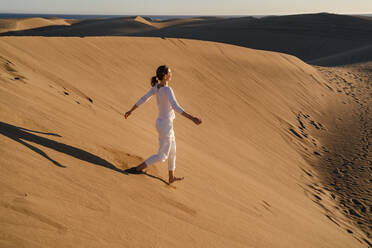 Frau läuft Sanddüne hinunter, Gran Canaria, Spanien - DIGF09535