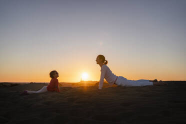 Mutter und Tochter üben Yoga in den Sanddünen bei Sonnenuntergang, Gran Canaria, Spanien - DIGF09546