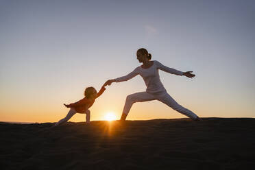 Mutter und Tochter üben Yoga in den Sanddünen bei Sonnenuntergang, Gran Canaria, Spanien - DIGF09549