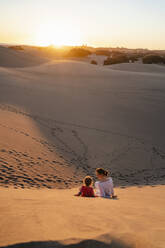 Mutter und Tochter entspannen in den Sanddünen bei Sonnenuntergang, Gran Canaria, Spanien - DIGF09550