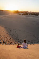 Mutter und Tochter entspannen in den Sanddünen bei Sonnenuntergang, Gran Canaria, Spanien - DIGF09551
