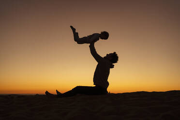 Vater spielt mit Tochter auf Sanddüne bei Sonnenuntergang, Gran Canaria, Spanien - DIGF09555