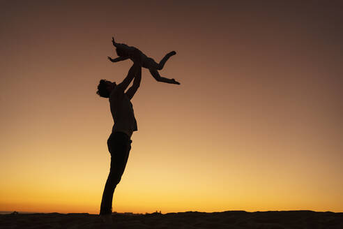 Vater spielt mit Tochter auf Sanddüne bei Sonnenuntergang, Gran Canaria, Spanien - DIGF09557